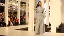 Aktris Karina Nadila memperagakan busana karya perancang Tities Sapoetra dalam Fashion Nation 2018, Jakarta, Jumat (20/4/). (Liputan6.com/Herman Zakharia)