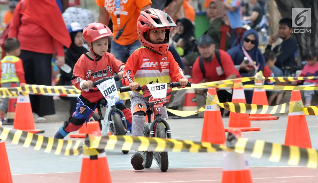 Pembalap balita mengikuti kejuaraan sepeda kategori Push Bike dalam BMX Bearco Fest 2019 di Jakarta International BMX Track, Minggu (25/8/2019). Kejuaraan yang pesertanya menggunakan sepeda keseimbangan tersebut diikuti anak kategori 2-5 tahun. (merdeka.com/Iqbal Nugroho)