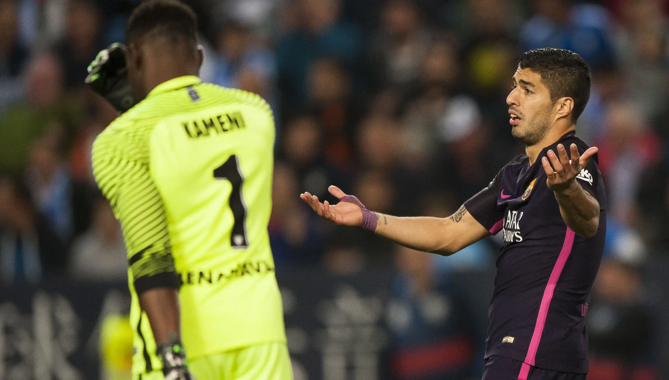 Luis Suarez (kanan), frustasi ketika Barcelona dikalahkan Malaga 0-2, Minggu (9/4/2017) dinihari WIB. (AP Photo/Daniel Tejedor)