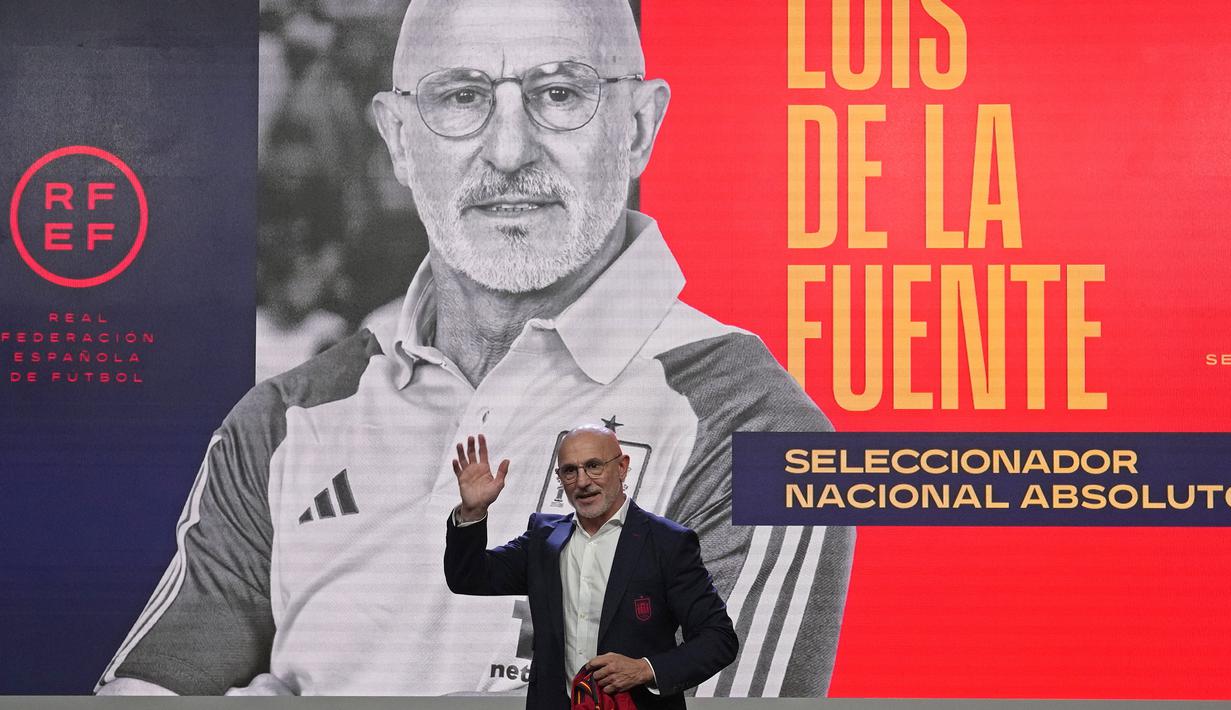 Tak butuh waktu lama bagi Federasi Sepak Bola Spanyol (RFEF) untuk mencari pengganti Luis Enrique yang mundur sebagai pelatih kepala Timnas Spanyol usai disingkirkan Maroko pada babak 16 besar Piala Dunia 2022 (6/12/2022). Pilihan dijatuhkan kepada Luis de la Fuente, pria 61 tahun yang sudah tak asing lagi dalam struktur sepak bola Spanyol. (AP Photo/Paul White)