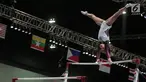 Atlet Senam Timnas Indonesia Rifda Irfanaluthfi saat beraksi dalam palang bertingkat di Sea Games 2017, Kuala Lumpur, Malaysia, Selasa (22/8). Rifda berhasil mendapatkan medali perunggu dengan skor 12.075. (Liputan6.com/Faizal Fanani)