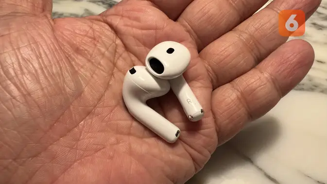 <p>Tangkai earbuds AirPods 4 ANC tidak memiliki fitur pengaturan volume. (Liputan6.com/ Yuslianson)</p>