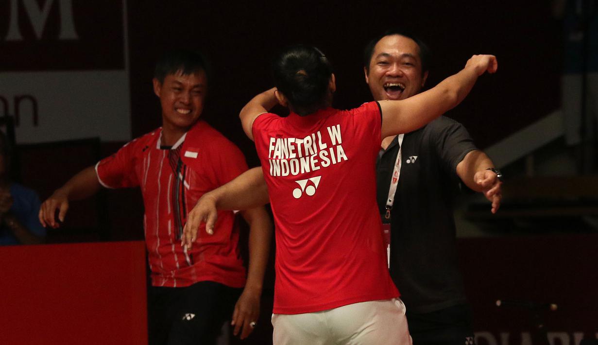 Merayakan Lindaweni Fanetri merayakan kegembiraan lolos ke semifinal Kejuaraan Dunia Bulutangkis 2015 bersama tim pelatih. (Bola.com/Arief Bagus)