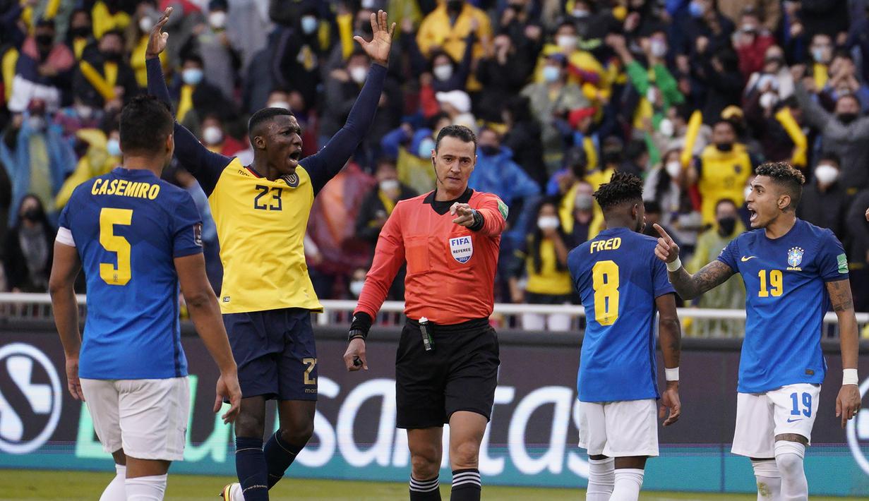 Di babak kedua pada menit ke-56, wasit memberi Ekuador hadiah penalti setelah Raphinha dianggap melakukan pelanggaran terhadap Pervis Estupinan. (AP/Pool/Santiago Arcos)
