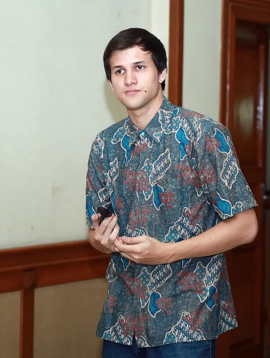 Saat Risty Tagor memasuki ruang sidang, Stuart hendak menyalaminya, namun ditolak oleh Risty. (Deki Prayoga/Bintang.com)