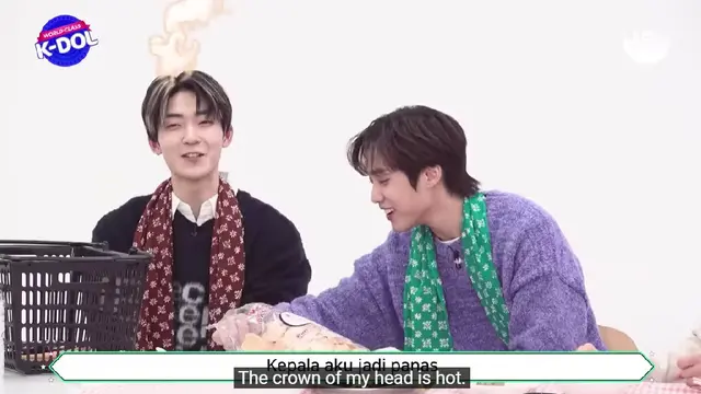 The Boyz mencicipi kuliner Indonesia. (Tangkapan layar YouTube/  KBS WORLD Indonesian)