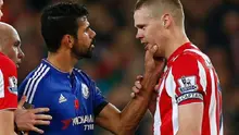Penyerang Chelsea, Diego Costa (kiri), kesal dengan keputusan Antonio Conte karena permintaannya diganti tak dituruti di laga lawan Leicester.  (Mirror)