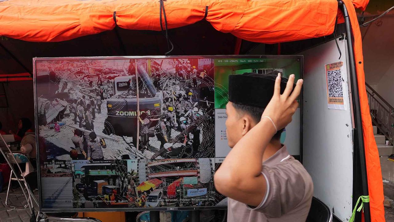FOTO: 49 Santri Masih Hilang, Tim SAR Kerahkan Alat Berat di Reruntuhan Ponpes Al Khoziny