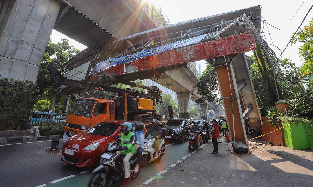 JPO Kapten Tendean Rusak Parah Akibat Truk Pengangkut Crane