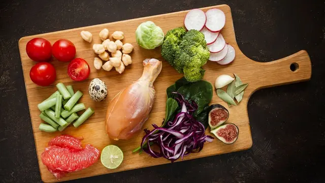 Sayuran dan daging di atas talenan (Foto Dok: Freepik/freepik)