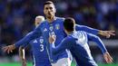 Pemain Italia, Giacomo Raspadori, melakukan selebrasi setelah mencetak gol ke gawang Ekuador pada laga uji coba internasional di Red Bull Arena di Harrison, New Jersey, pada Senin (25/3/2024). Gli Azzurri menang dengan skor 2-0. (AFP/Adam Hunger)