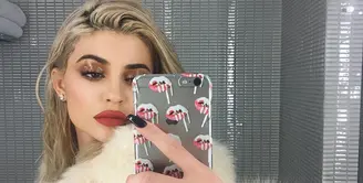 Kylie Jenner, adik bungsu dari Kim Kardashian ini memiliki hobi yang cukup berbeda. Selalu tampil seksi, Kylie juga kerap hadirkan foto selfie di balik cermin. (Instagram/kyliejenner)