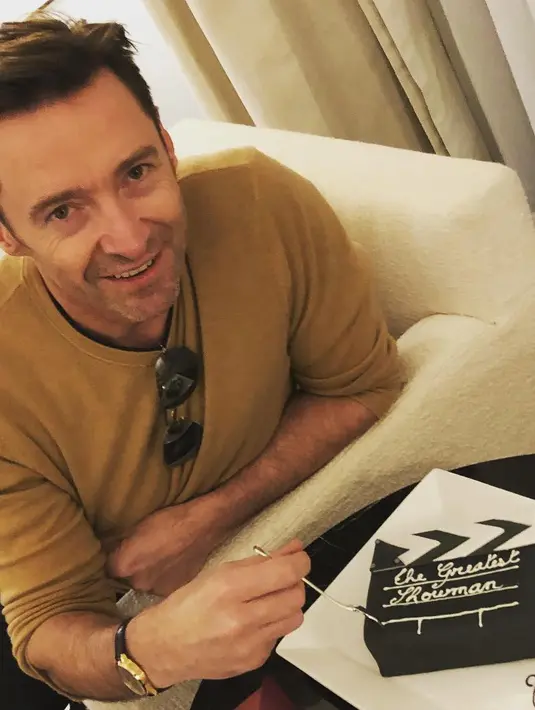 Waah ini kue yang bertuliskan The Greatest Showman. Kayaknya Hugh Jackman udah nggak sabar ingin mencicipi ya! (instagram/thehughjackman)