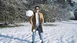 Putra kedua Khofifah ini sudah lama tinggal di Beijing, China untuk menuntut ilmu. Saat bermain salju pun penampilannya terlihat modis. (Liputan6.com/IG/@yoomrj)