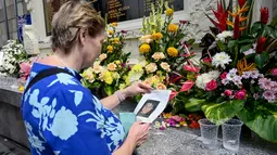 Seorang perempuan mengunjungi Monumen Kemanusiaan Ground Zero bagi para korban untuk memperingati 20 tahun bom Bali yang menewaskan lebih dari 200 orang, di Kuta, Bali, Rabu (12/10/2022). Kerabat dan penyintas mengheningkan cipta sebelum meletakkan bunga dan karangan bunga di monumen peringatan. (SONNY TUMBELAKA / AFP )