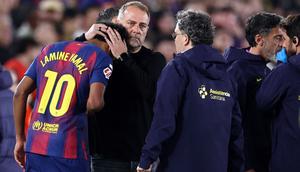 Pelatih asal Jerman Barcelona, ​​Hans-Dieter Flick, memeluk penyerang Spanyol Barcelona bernomor punggung 10, Lamine Yamal, saat ia diganti karena cedera selama pertandingan Liga Spanyol antara FC Barcelona dan RC Celta de Vigo di stadion Camp Nou di Barcelona pada 23 April 2026.
(Josep LAGO/AFP)