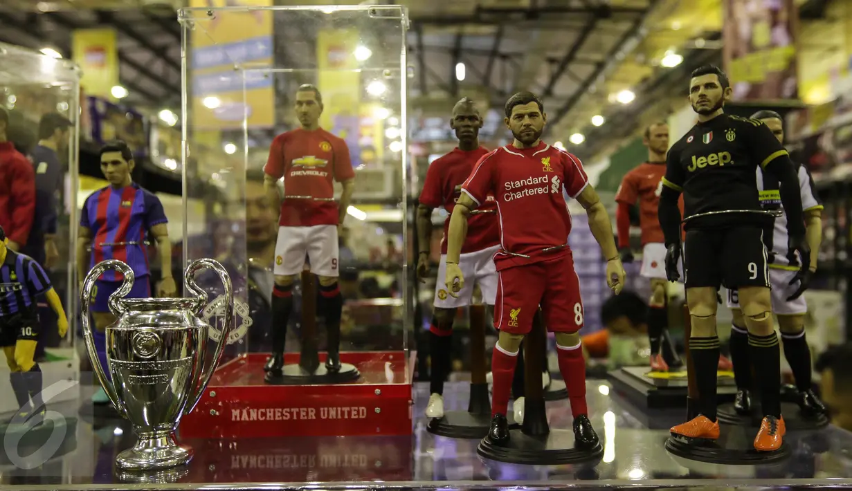 Miniatur pemain sepak bola dipajang dalam pameran The 13th Toys & Comics Fair 2017 di Balai Kartini, Jakarta, Sabtu (11/2). Pameran ini juga mengajak pengunjung meet and greet bersama figur superhero dan pecinta komik. (Liputan6.com/Fery Pradolo)