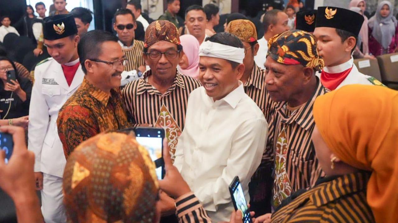 Survei Poltracking Pilkada Jabar: Dedi Mulyadi-Erwan 65,9%, Syaikhu-Ilham 11,8%, Jeje-Ronal 2,9%