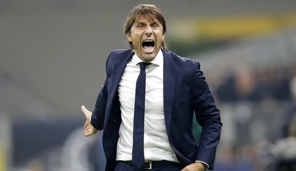 Pelatih Inter Milan, Antonio Conte, saat pertandingan melawan Borussia Dortmund pada laga Liga Champions 2019 di Stadion Giuseppe Meazza, Rabu (23/10). Inter Milan menang 2-0 atas Borussia Dortmund. (AP/Luca Bruno)