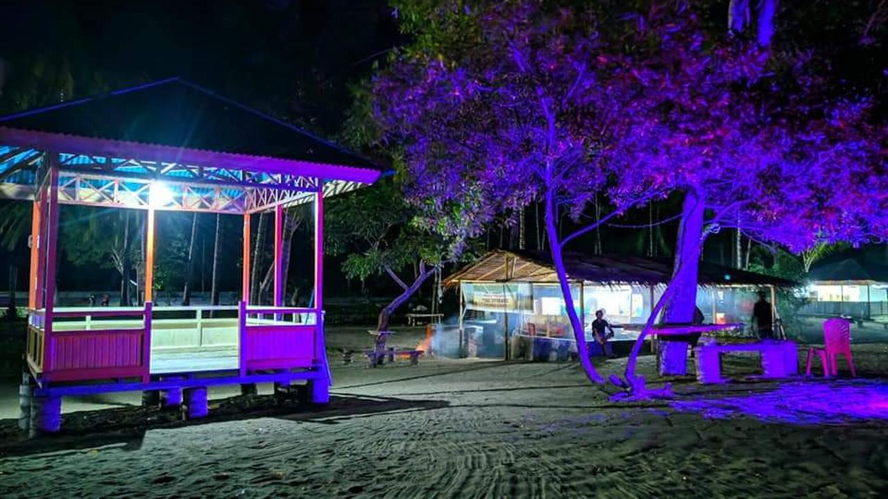 Suasana wisata malam Pantai Minanga, Gorontalo Utara. (Foto: Liputan6.com/Arfandi Ibrahim)