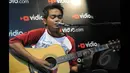 Gaya juara dua Music Video Contest, Dibya Dika saat tampil di kantor Vidio.com, SCTV Tower, Jakarta, Rabu (28/1/2015). (Liputan6.com/Herman Zakharia)