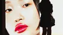 Minji memilih tampil dengan gaya serba hitam, yang memberikan kesan elegan sekaligus kuat. Ia mengenakan gaun tweed double-breasted berwarna hitam dari koleksi Chanel Fall Winter 2024/2025.  [Dok/Chanel].