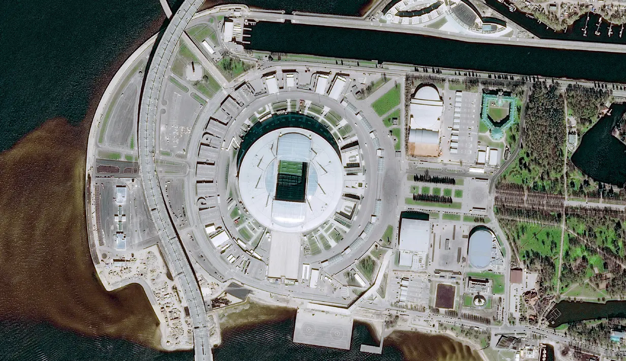 Gambar dari Airbus Defence and Space yang diambil dari satelit menunjukkan kondisi Stadion Krestovsky di St Peterburg yang akan digunakan untuk Piala Dunia 2018 di Rusia (6/6). (HO/Airbus Defence and Space/AFP)