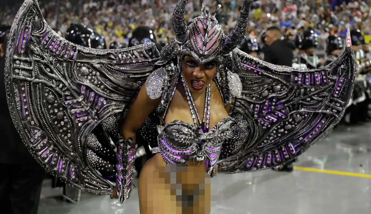 Seorang penari dari sekolah samba Imperio de Casa Verde tampil selama parade karnaval di Sao Paulo, Brasil, (2/3). (AP Photo/Andre Penner)