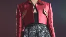 Yoriko Angeline tampil cantik kenakan halterstrap dress hitam dengan rok A-line berpayet. Dipadu dengan cropped blazer satin berwarna merah yang memiliki aksen origami di bagian dada