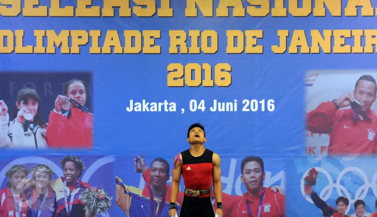 Atlet angkat besi, M Furqon bersiap melakukan angkatan pada seleksi nasional untuk olimpiade Rio de Janeiro 2016 di PB PABBSI, Jakarta, (4/6/2016). 17 lifter mengikuti seleksi nasional untuk berlaga di olimpiade 2016. (Liputan6.com/Helmi Fithriansyah)
