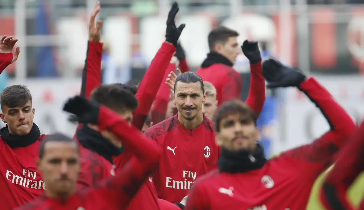 Striker AC Milan, Zlatan Ibrahimovic melakukan pemanasan bersama rekan-rekannya sebelum bertanding melawan Sampdoria pada pertandingan lanjutan Liga Serie A Italia di stadion San Siro (6/1/2020).  Ibrahimovic sebelumnya memperkuat AC Milan pada 2010-2012. (AP Photo/Antonio Calanni)