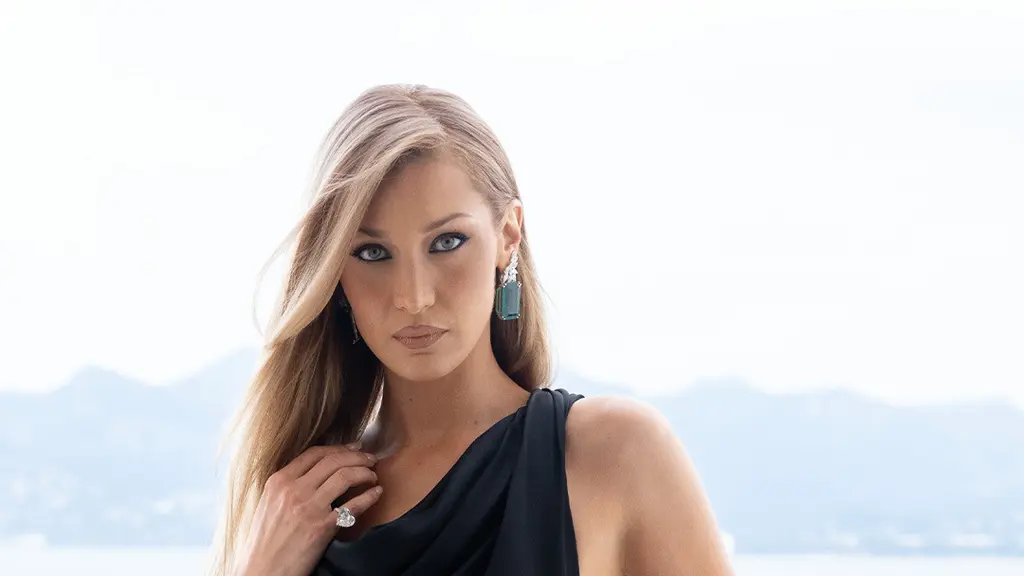 Sebagai duta Chopard, supermodel Bella Hadid mencuri perhatian dengan sepasang anting dari emas putih etis 18 karat, bertatahkan dua zamrud potongan emerald seberat total 118,68 karat. Anting tersebut semakin berkilau dengan hiasan berlian potongan pir dan brilliant dari koleksi Red Carpet Collection. Ia juga melengkapi penampilannya dengan dua cincin berlian dari lini Haute Joaillerie. [Dok/Chopard].