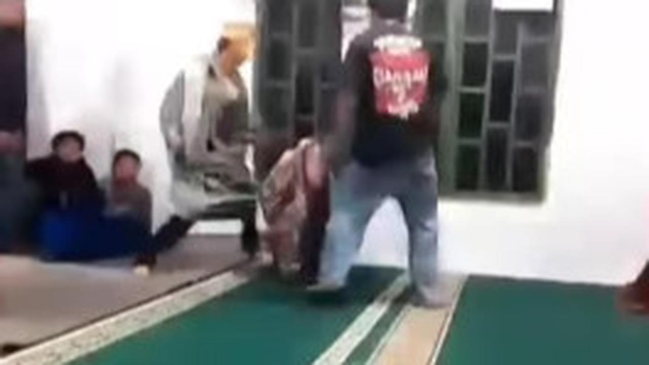 3 Remaja lagi Baca Alquran di Dalam Masjid Tiba-Tiba Dikeroyok dengan Sadis