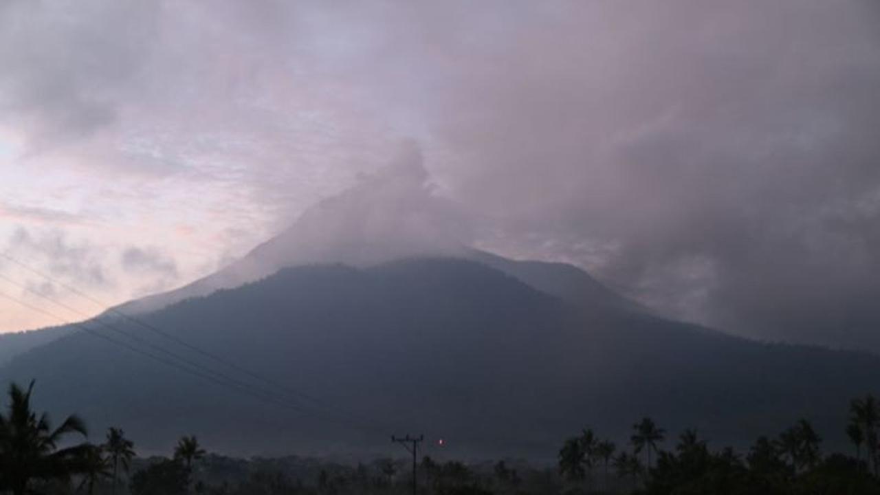 Gunung Lewotobi Laki-Laki NTT Erupsi: Warga dan Wisatawan Diminta Menjauh 2 Km