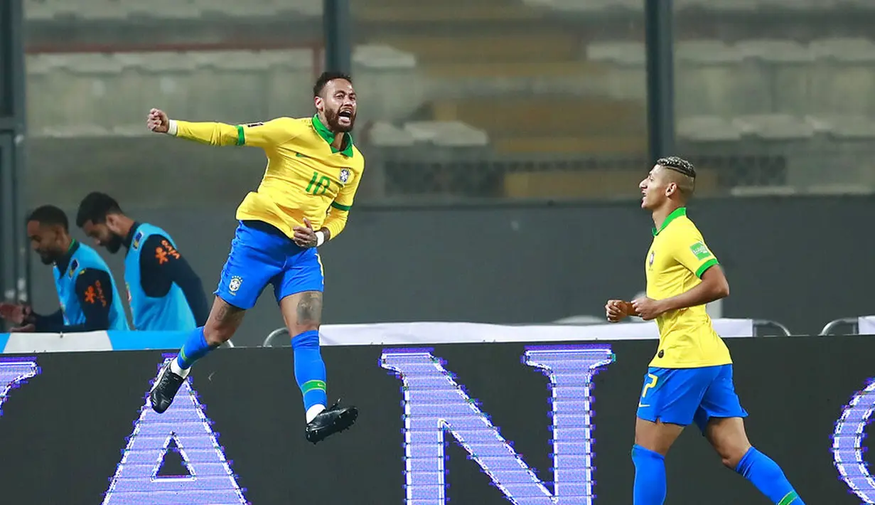 Pemain Brasil Neymar (kiri) melakukan selebsai usai mencetak gol ke gawang Peru pada pertandingan kualifikasi Piala Dunia 2022 di National Stadium, Lima, Peru, Selasa (13/10/2020). Brasil menang 4-2 dengan lewat hattrick dari Neymar. (Daniel Apuy, Pool via AP)