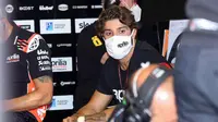 Andrea Iannone ketika hadir di garasi tim Aprilia pada ajang MotoGP. (Ansa)