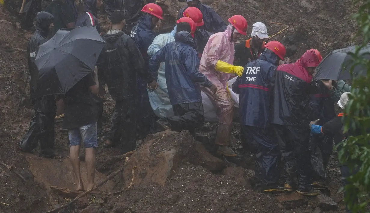 Tanah longsor yang dipicu oleh hujan lebat di negara bagian Maharashtra di India barat menewaskan 10 orang, dengan banyak lainnya dikhawatirkan terjebak di bawah tumpukan puing, kata para pejabat. (AP Photo/Rafiq Maqbool)