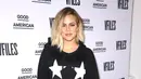 Seperti sang kakak, Khloe Kardashian pun menggunakan oversized Good American sweatshirt untuk menutupi kehamilannya pada 26 Oktober 2017 lalu. (JOHN NACION/startraksphoto.com)