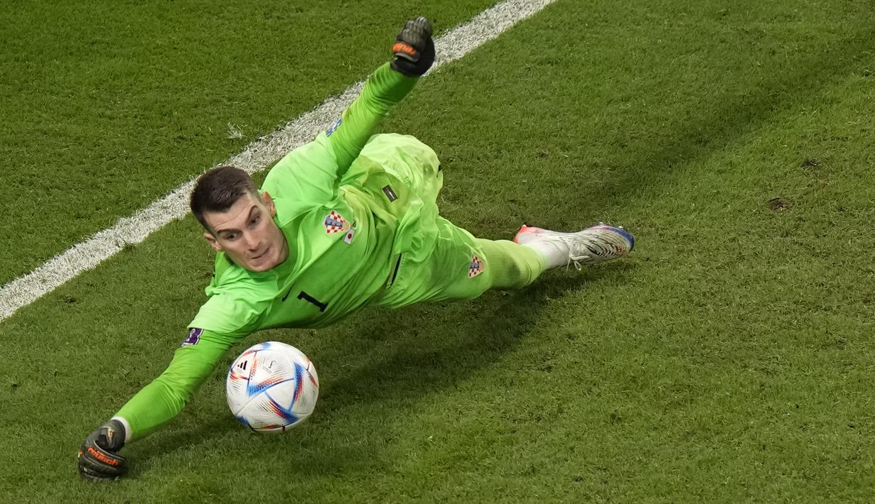 <p>Kiper Kroasia, Dominik Livakovic melakukan penyelamatan penalti saat laga 16 besar Piala Dunia 2022 melawan Jepang yang berlangsung di Al Janoub Stadium,&nbsp;Senin (05/12/2022). (AP/Luca Bruno)</p>