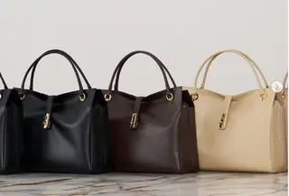 Tas kulit produksi Hamano yang dipakai Perdana Menteri Sanae Takaichi. (dok. Instagram @hamanobag/https://www.instagram.com/p/DQOMaJMkl86/?img_index=1/Dinny Mutiah)