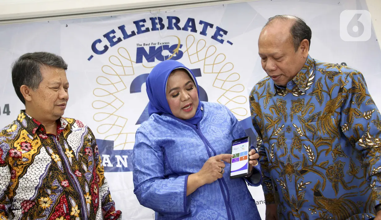 Dirut PT Nusantara Card Semesta (NCS) Reni S. Siregar (tengah) menunjukkan aplikasi NCS di Jakarta, Jumat (6/12/2019). NCS melakukan berbagai inovasi untuk menunjang kebutuhan bisnis proses dan service yang dari mulai pick up, delivery, invoicing hingga reporting melalui iDss. (Liputan6.com)