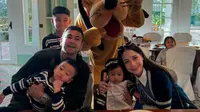 Ultah di Disneyland Hong Kong, Potret Rayyanza Pakai Baju Kembar dengan Rafathar dan Lily Bikin Gemas