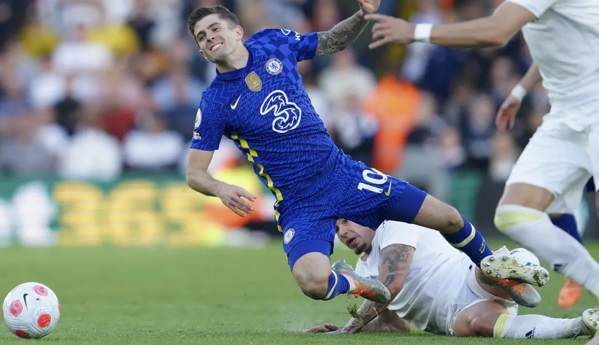 <p>Gelandang Leeds United Kalvin Phillips berebut bola dengan gelandang Chelsea Christian Pulisic dalam laga tunda pekan ke-33 Liga Inggris 2021/2022 di Stadion Elland Road, Kamis (12/5/2022) dini hari WIB. Chelsea menang telak 3-0 atas Leeds United. (AP Photo/Jon Super)</p>