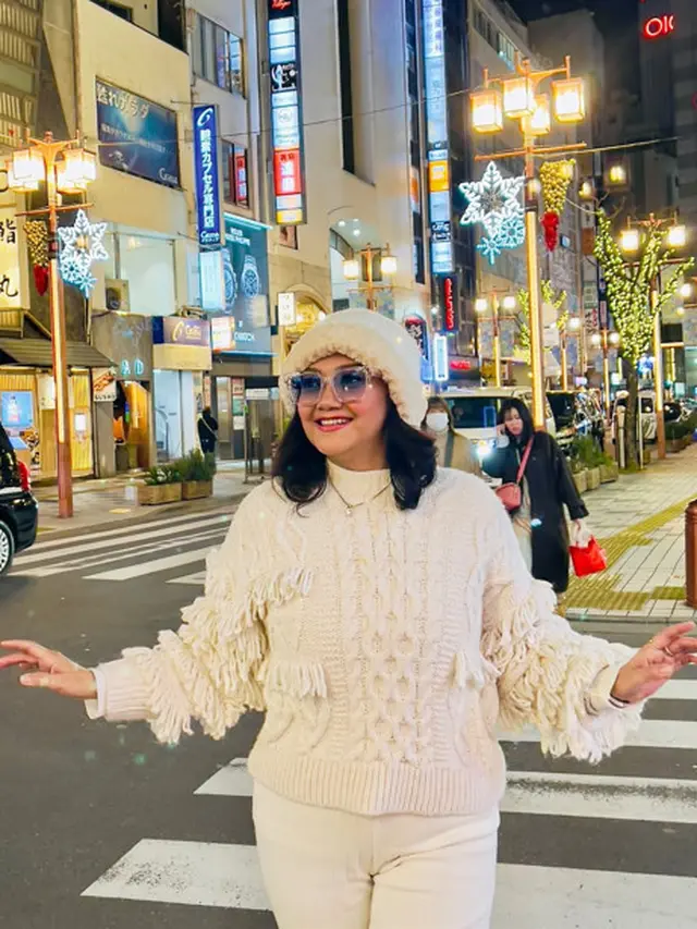 6 Inspirasi Outfit Liburan Pakai Sweater ala Bella Saphira,