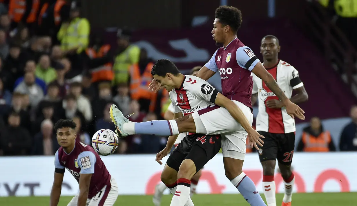 Gelandang Aston Villa Boubacar Kamara (kanan tengah) berebut bola dengan gelandang Southampton Mohamed Elyounoussi dalam pekan ke-8  Liga Premier Inggris di Villa Park, Sabtu (17/09/2022). Aston Villa unggul 1-0 berkat gol Jacob Ramsey pada menit ke-41. (AP Photo/Rui Vieira)