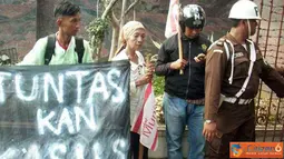 Citizen6, Jakarta: Sahabat Munir melakukan aksi teatrikal mengenai kasus pembunuhan Munir di depan Kejaksaan Agung. (Pengirim: Ozzy Mandeaz)