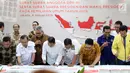 Ketua KPU RI, Arief Budiman (ketiga kiri) memimpin validasi surat suara pemilihan Presiden dan Wakil Presiden pemilu 2019 bersama kedua tim pemenangan masing-masing pasangan calon di Jakarta, Jumat (4/1). (Liputan6.com/Helmi Fithriansyah)