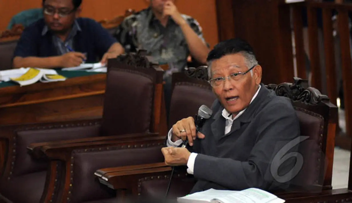 Sidang lanjutan praperadilan BG terhadap KPK kembali digelar di Pengadilan Negeri Jakarta Selatan, Rabu (11/2/2015). Tampak, Prof Romli Atmasasmita saat menjadi saksi pada sidang lanjutan praperadilan BG terhadap KPK. (Liputan6.com/Helmi Fithriansyah)