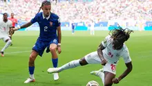 Pemain Inggris Eberechi Eze dijegal pemain Prancis Malo Gusto Prancis saat mereka bertanding dalam pertandingan sepak bola perebutan tempat ketiga Piala Dunia antara Prancis dan Inggris di Miami Gardens, Florida, Sabtu, 18 Juli 2026. (AP Photo/Rebecca Blackwell)