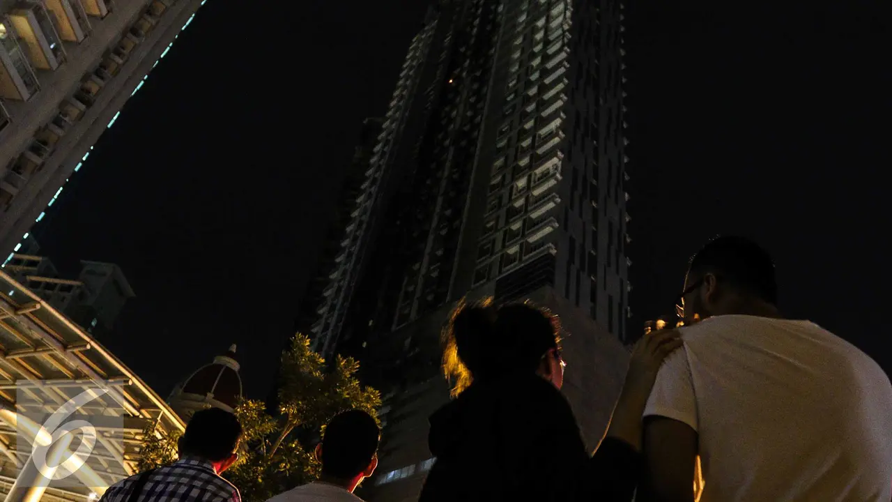 20161109- Gedung Neo Soho Terbakar Jadi Tontonan Warga-Jakarta- Faizal Fanani